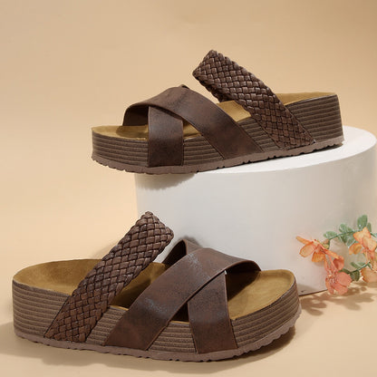 Tyylikkäät kaksiremmiset kiilakorkosandalit trendikkäällä platå-pohjalla